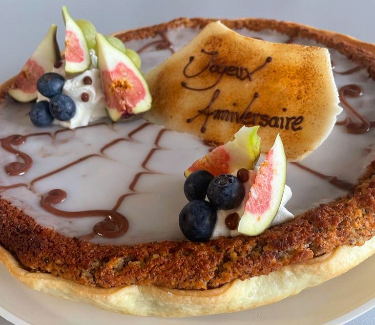 Gâteau d’anniversaire décoré de fruits