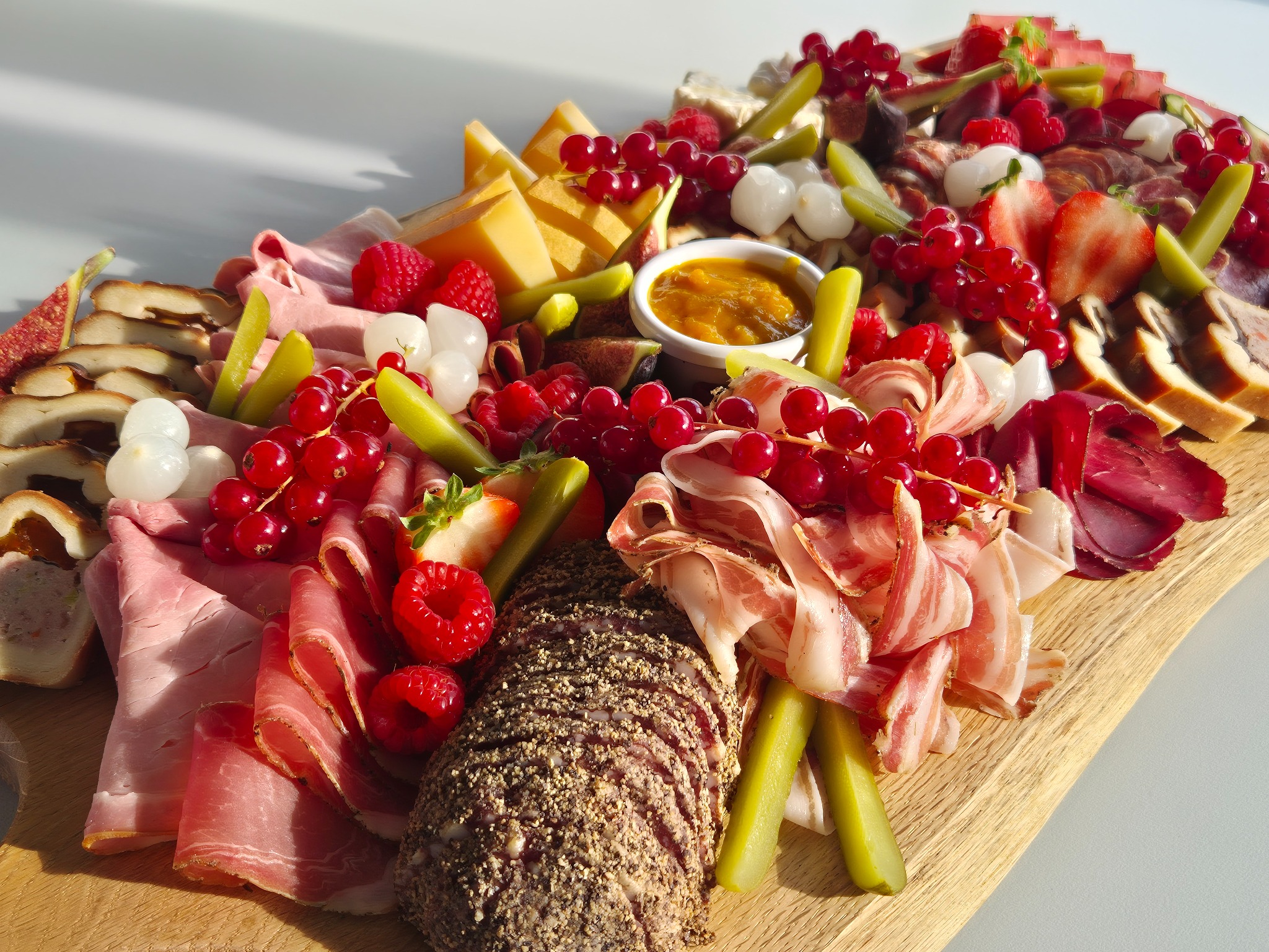 Planche apéritive généreuse et colorée