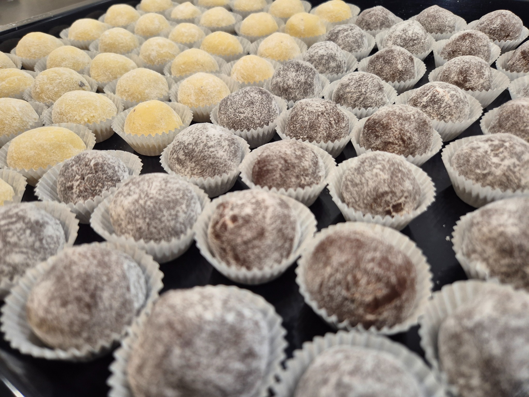 Truffes artisanales blanches et chocolatées