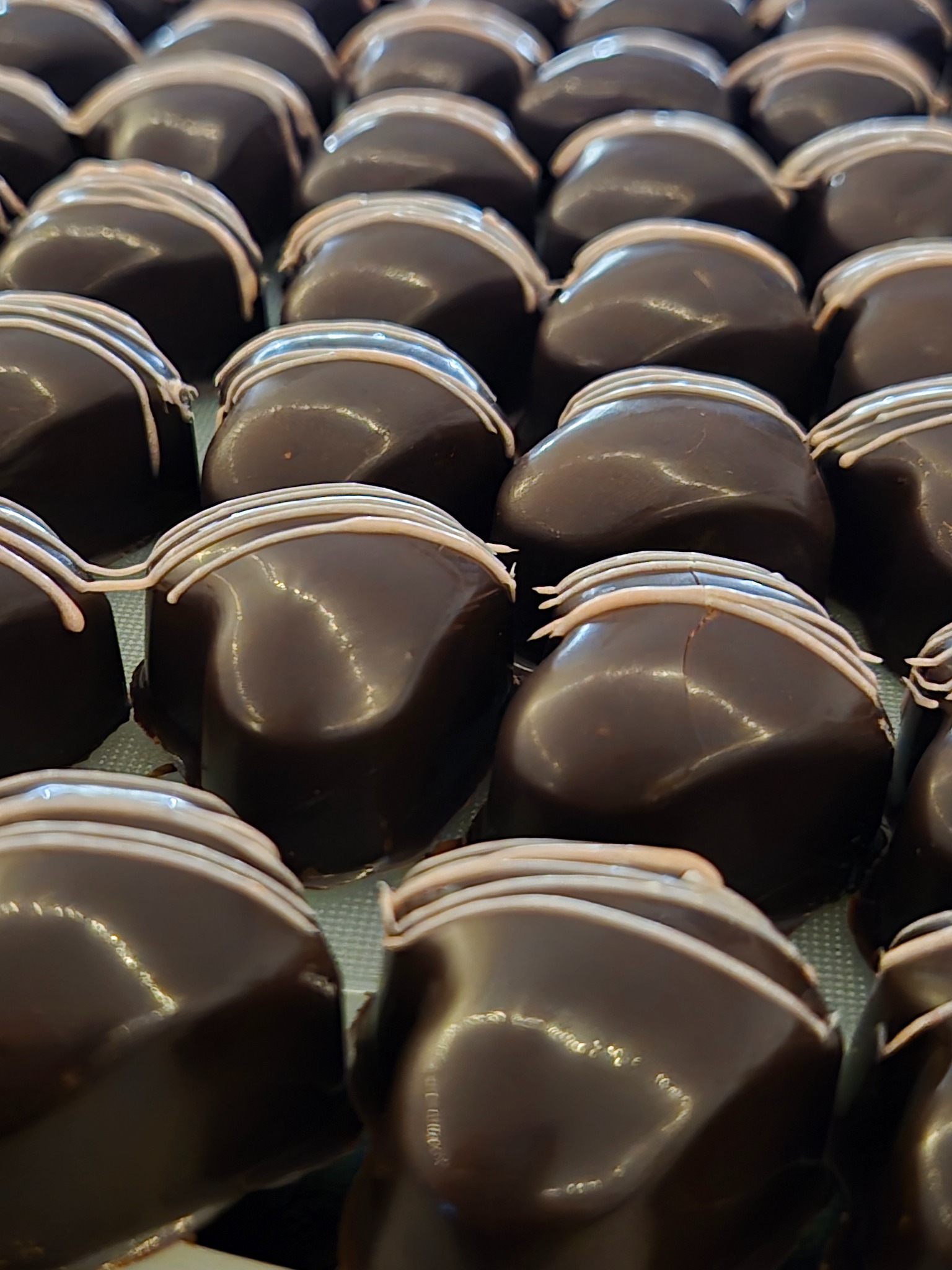 Chocolats noirs en forme de cœur