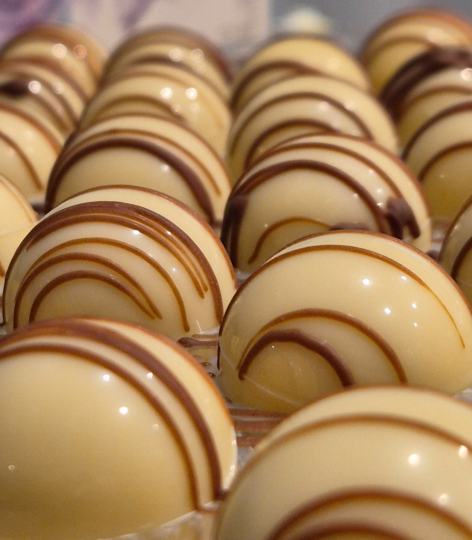 Chocolats blancs décorés de fines lignes