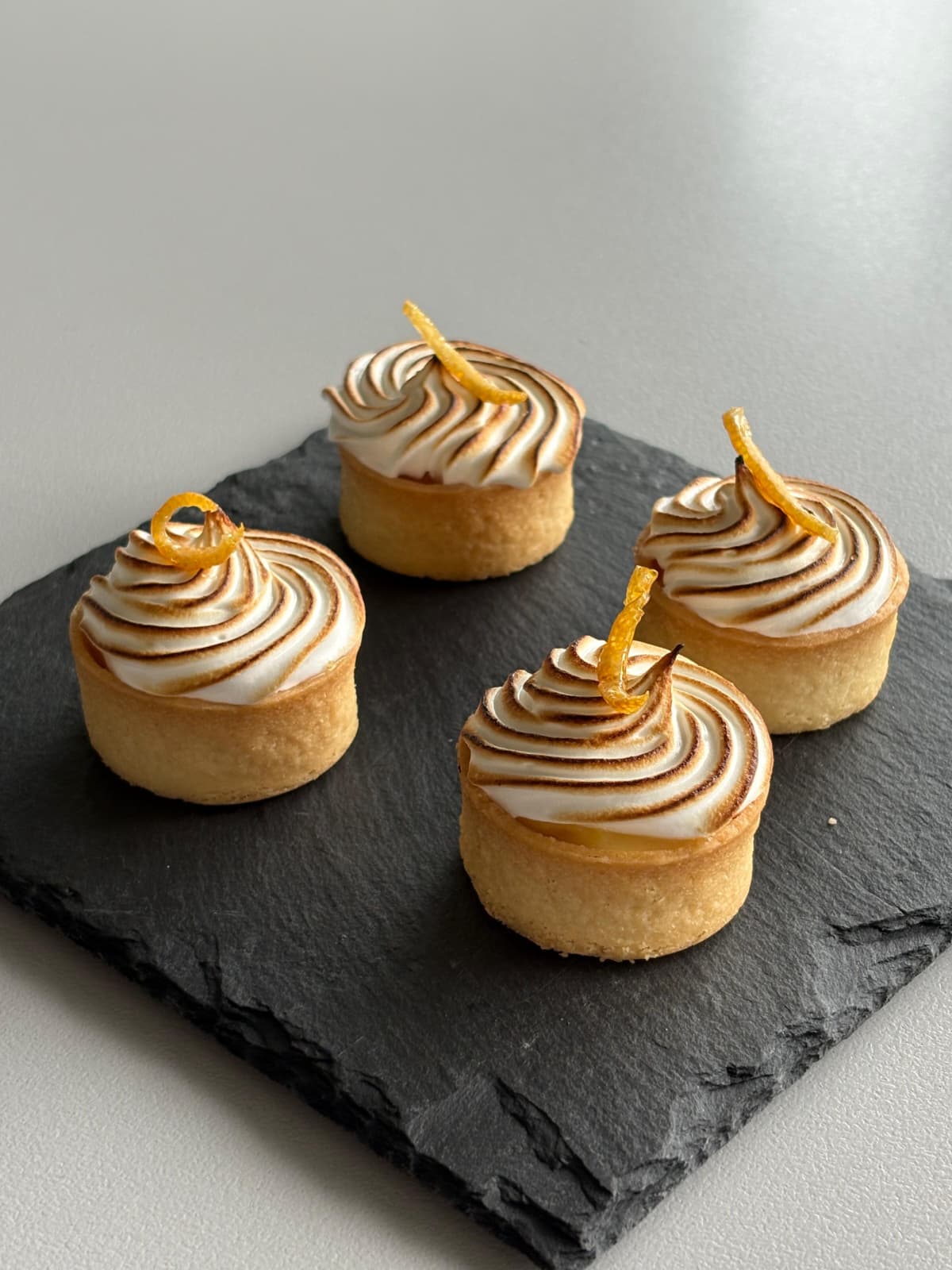 Tartelettes citron meringuées dressées avec soin