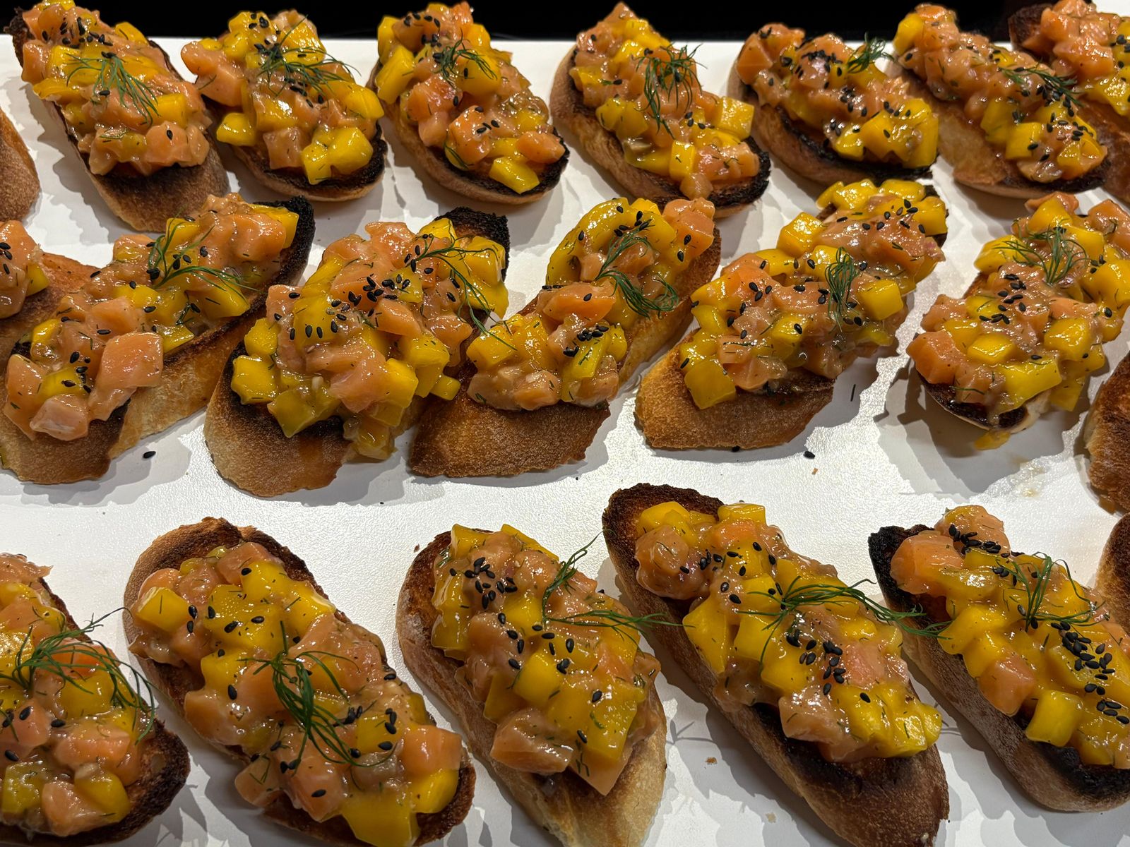 Canapés au saumon colorés